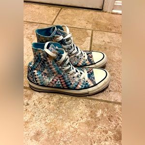 Women’s size 6 Converse